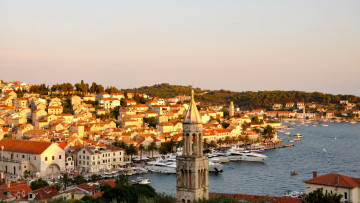 Картинка города -+панорамы island hvar катера лодки море побережье курорт дома пристань остров хорватия пальмы