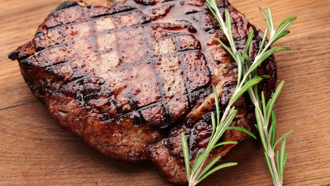 Обои картинки фото еда, мясные блюда, розмарин, отбивная