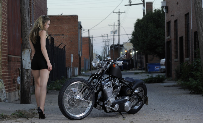 Обои картинки фото мотоциклы, мото с девушкой, девушки