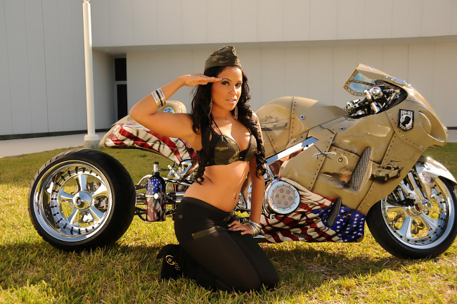 Обои картинки фото мотоциклы, мото с девушкой, девушки