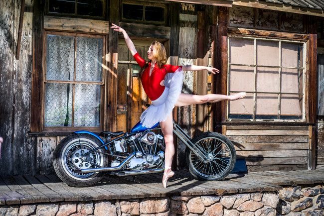 Обои картинки фото мотоциклы, мото с девушкой, девушки