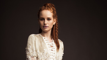 Картинка девушки madelaine+petsch рыжая лицо блузка