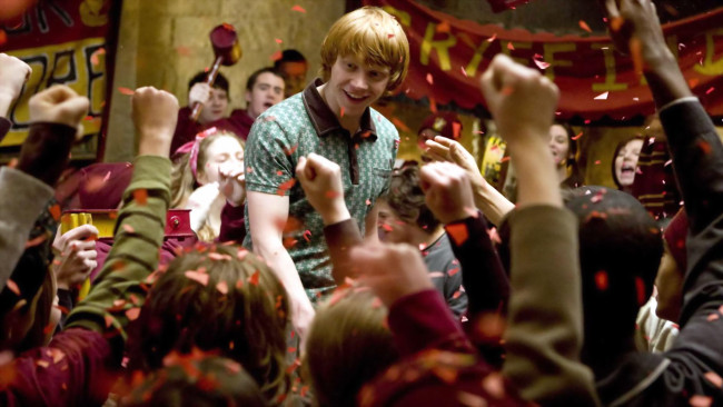 Обои картинки фото кино фильмы, harry potter and the half-blood prince, рон, уизли, гриффиндор, радость