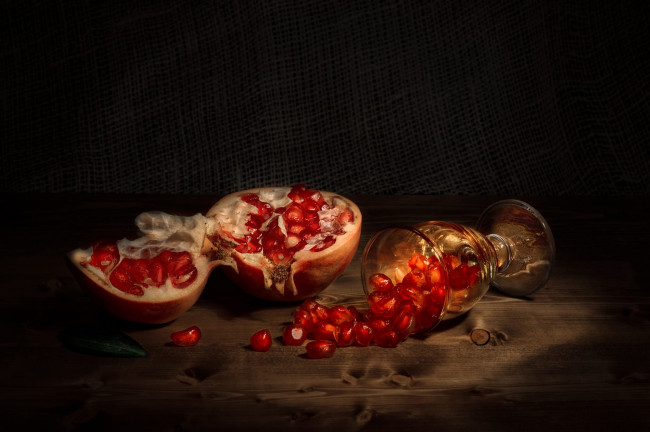 Обои картинки фото еда, гранат, бокал, зерна