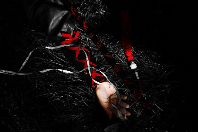 Обои картинки фото кино фильмы, the untamed, рука, флейта, трава