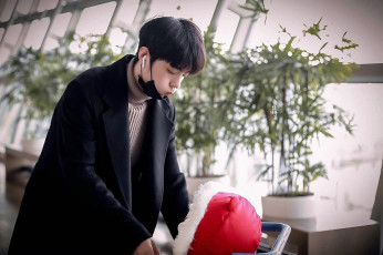 Картинка мужчины xiao+zhan актер маска пальто ребенок