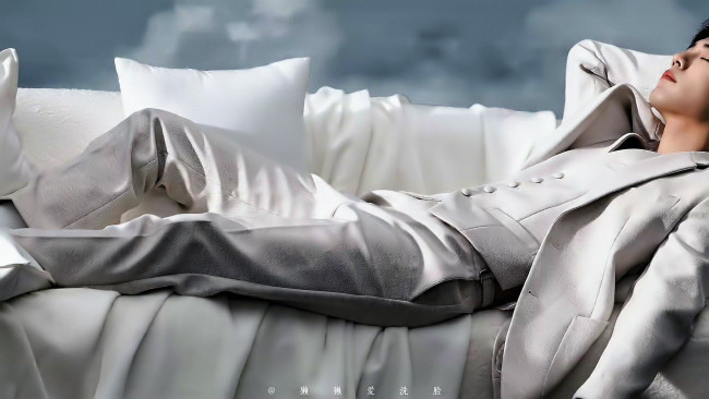 Обои картинки фото мужчины, xiao zhan, актер, костюм, диван