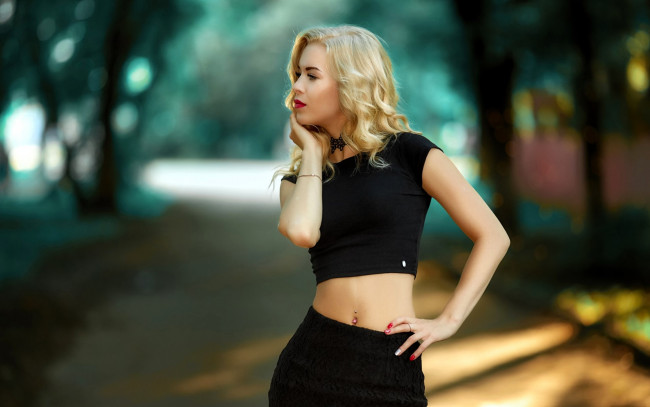 Обои картинки фото девушки, - блондинки,  светловолосые, блондинка, топ, юбка, пирсинг