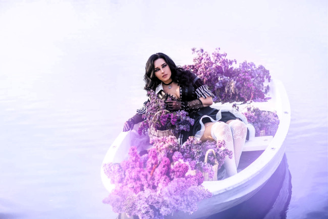 Обои картинки фото девушки, анна шаховская, образ, косплей, лодка, озеро, цветы