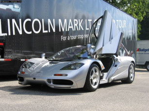 Картинка автомобили выставки уличные фото