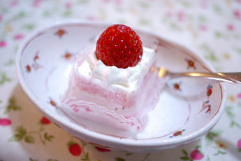 Картинка еда пирожные кексы печенье тарелка крем клубника ложка