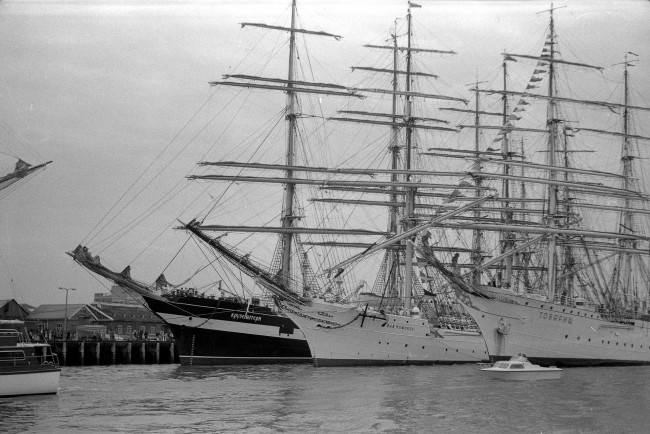 Обои картинки фото «крузенштерн», «dar, pomorza», «товарищ», на, рейде, портсмута, во, время, регаты, 1974, года, корабли, парусники, крузенштерн, dar, pomorza, товарищ, катер