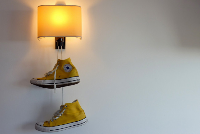 Обои картинки фото разное, осветительные, приборы, кеды, лампа, стена