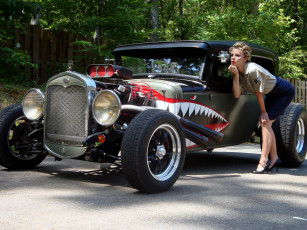 Картинка автомобили авто девушками забор деревья помада