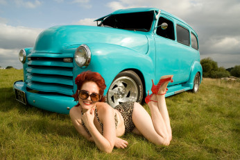 Картинка автомобили авто девушками очки туфли трава