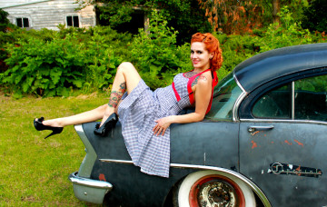 Картинка автомобили авто девушками туфли тату платье