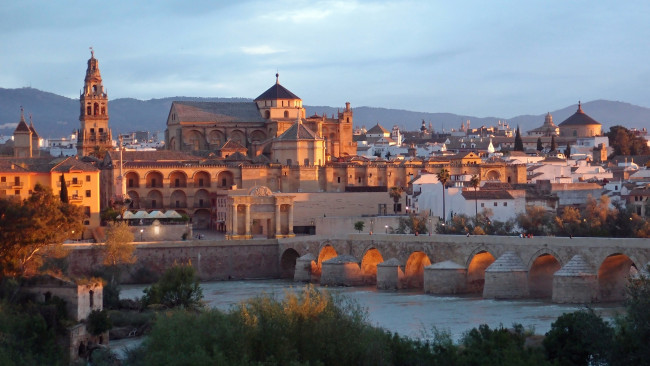 Обои картинки фото кордоба, испания, города, панорамы, мост, здания, крыши, колокольня