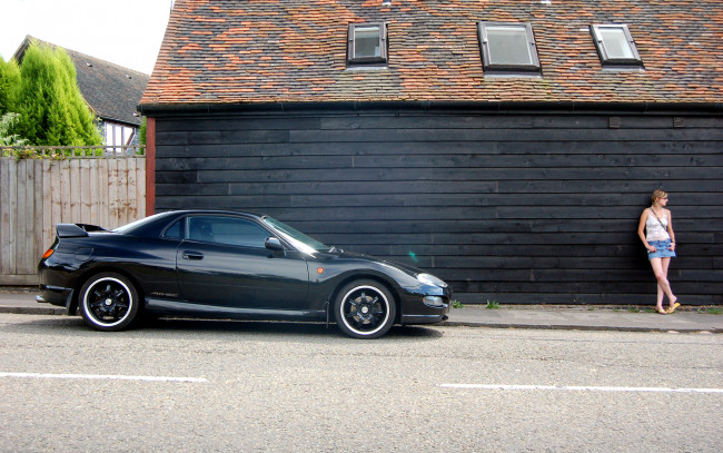 Обои картинки фото автомобили, авто, девушками, дорога, дом