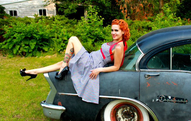Обои картинки фото автомобили, авто, девушками, туфли, тату, платье