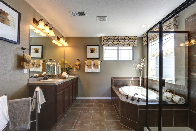 Обои картинки фото интерьер, ванная, туалетная, комнаты, ванна, умывальники, полотенца, лампы