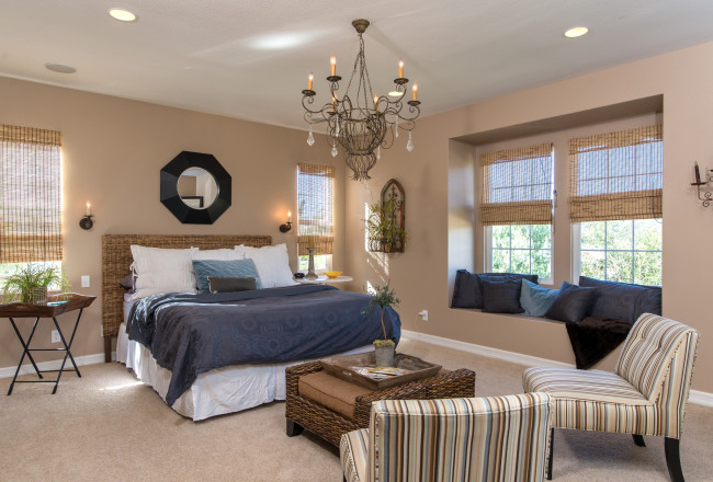 Обои картинки фото интерьер, спальня, кровать, люстра, столик, подушки, кресла