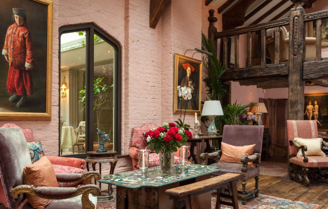 Обои картинки фото интерьер, гостиная, картины, кресла