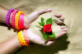 Картинка разное руки песок роза браслеты