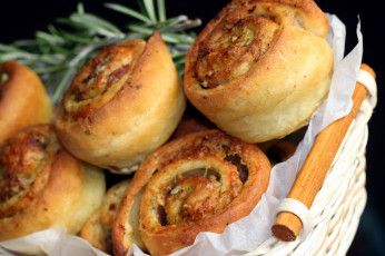 Картинка еда хлеб +выпечка розмарин корзинка булочки
