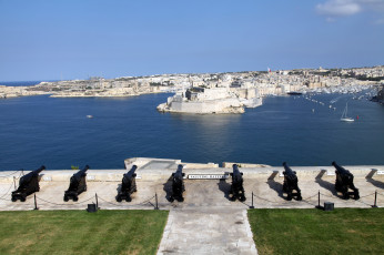 Картинка города валетта+ мальта пушки