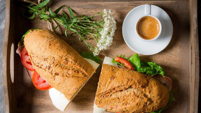 Обои картинки фото еда, бутерброды,  гамбургеры,  канапе, зелень, помидоры, цветы, кофе