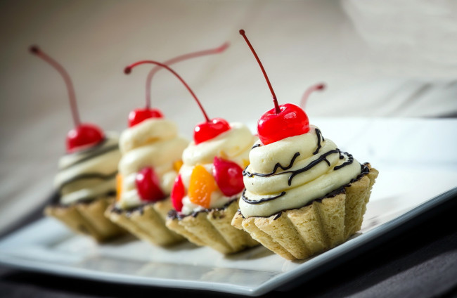 Обои картинки фото еда, пирожные,  кексы,  печенье, вишенка, кексы, капкейки