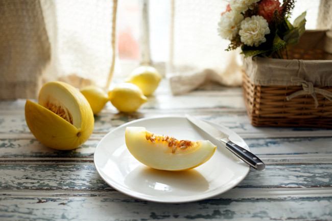 Обои картинки фото еда, дыня, ломтик, нож, тарелка
