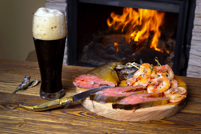 Обои картинки фото еда, разное, камин, креветки, рыба, пиво, огонь