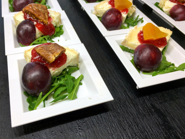 Обои картинки фото еда, салаты,  закуски, руккола, слива, джем, сыр