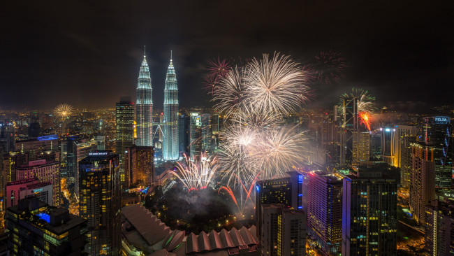 Обои картинки фото города, куала-лумпур , малайзия, фейерверк, близнецы, башни