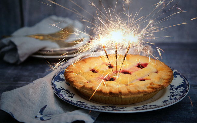 Обои картинки фото еда, пироги, огни, бенгальские