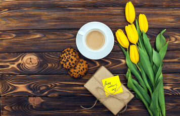 Картинка праздничные день+матери надпись подарок печенье тюльпаны