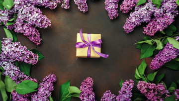 Картинка праздничные подарки+и+коробочки подарок сирень