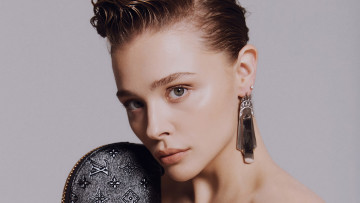 Картинка девушки chloe+grace+moretz актриса лицо серьги косметичка
