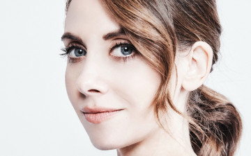 Картинка девушки alison+brie лицо шатенка