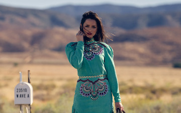 Картинка девушки ana+de+armas брюнетка платье горы