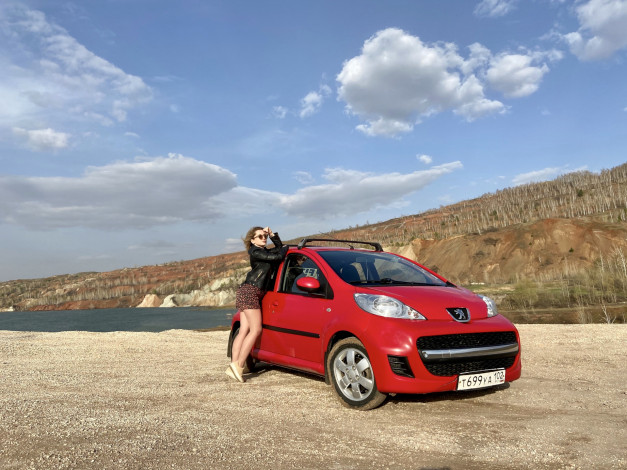 Обои картинки фото автомобили, -авто с девушками, peugeot, 107