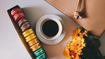 Картинка еда макаруны лакомство печенье ассорти кофе герберы