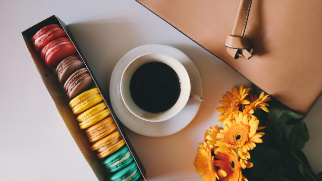 Обои картинки фото еда, макаруны, лакомство, печенье, ассорти, кофе, герберы