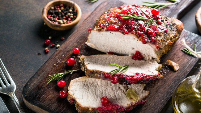 Обои картинки фото еда, мясные блюда, буженина, клюква, розмарин