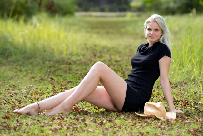 Обои картинки фото девушки, - блондинки,  светловолосые, трава, блондинка, шляпа, черное, платье, поза, улыбка