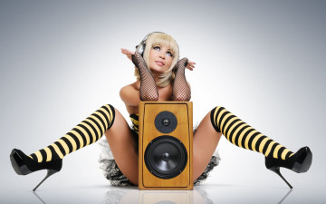 Картинка бестия девушки -+блондинки +светловолосые девушка женщина блондинка светловолосая сексуальная модель звезда позирует разная обувь верхняя стильная одежда нижнее эротическое бельё трусы лифчик колготки чулки аксессуары макияж и множество элементов на фотографии