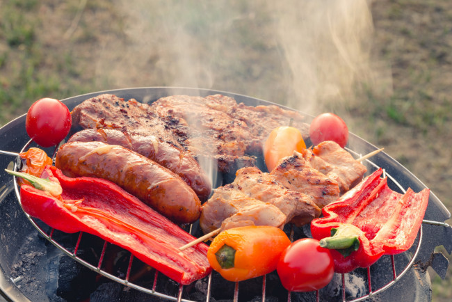 Обои картинки фото еда, шашлык,  барбекю, мангал, мясо, колбаски, перец