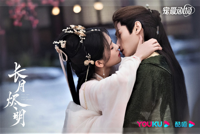 Обои картинки фото кино фильмы, till the end of the moon, пара, поцелуй