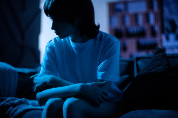 Картинка девушки tenletters образ бессонница футболка кровать